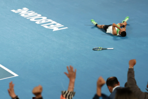 Carlos Alcaraz étendu de tout son long après son triomphe à Melbourne