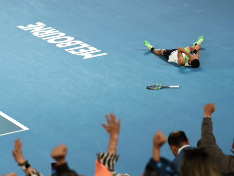 Carlos Alcaraz étendu de tout son long après son triomphe à Melbourne